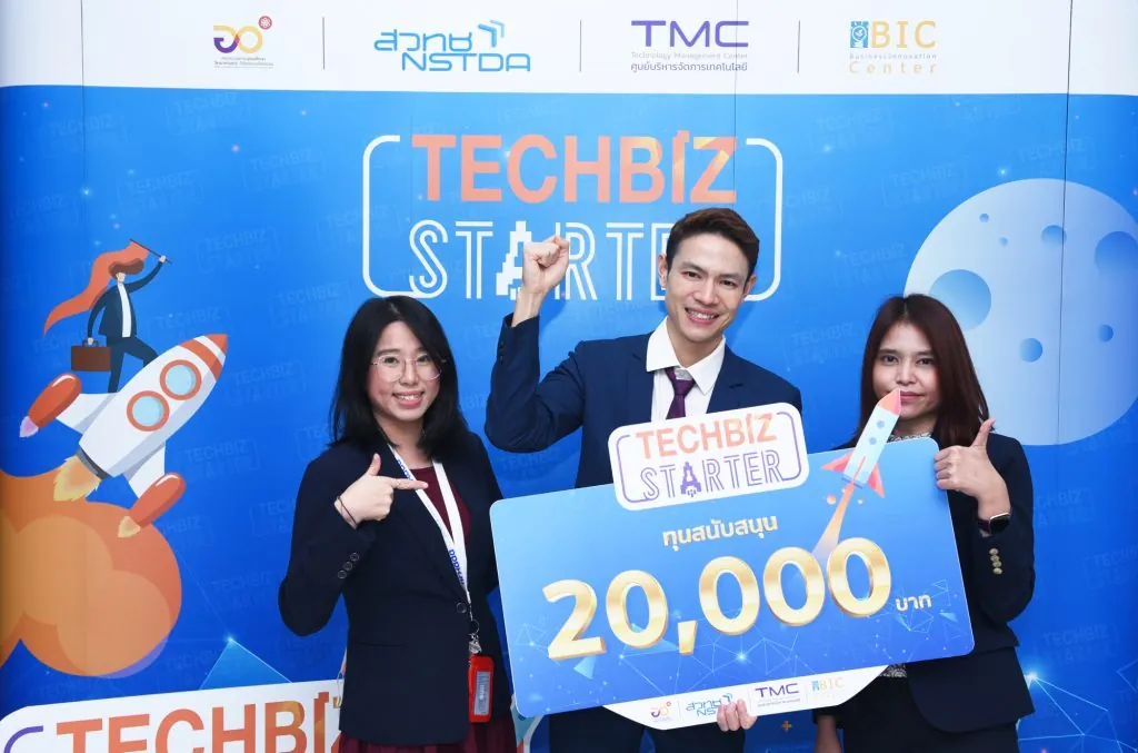 ผู้แทนทีม ZenoLase ถือป้ายรางวัล TechBiz Starter บนเวที
