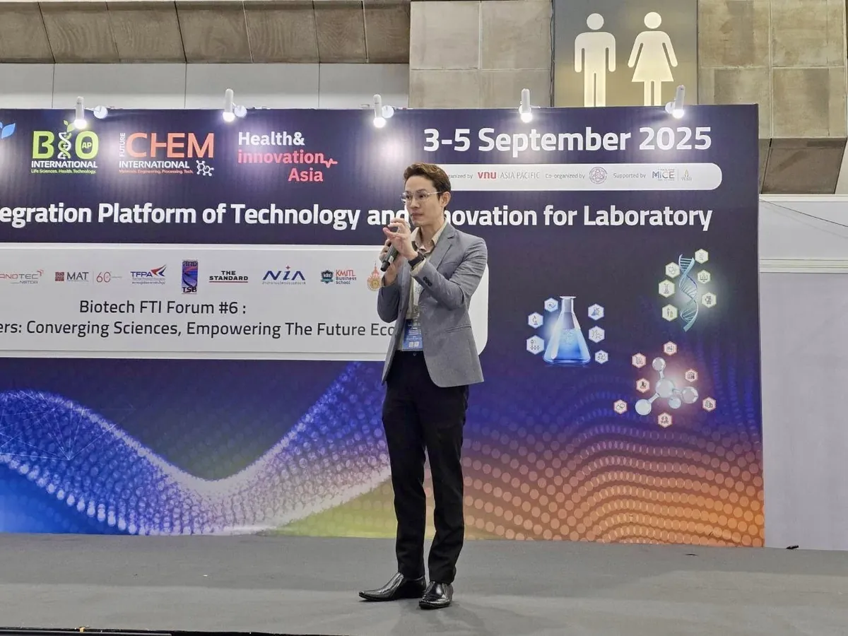 Dr. Tawin Iempridee speaking on stage